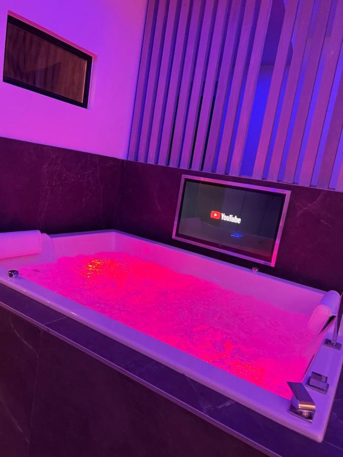 Chic & Jacuzzi Lejlighed Givors Eksteriør billede