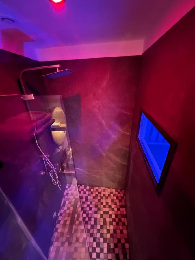 Chic & Jacuzzi Lejlighed Givors Eksteriør billede