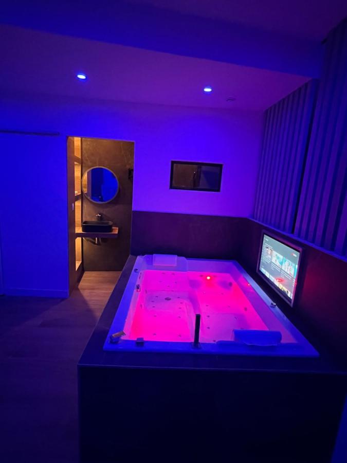 Chic & Jacuzzi Lejlighed Givors Eksteriør billede