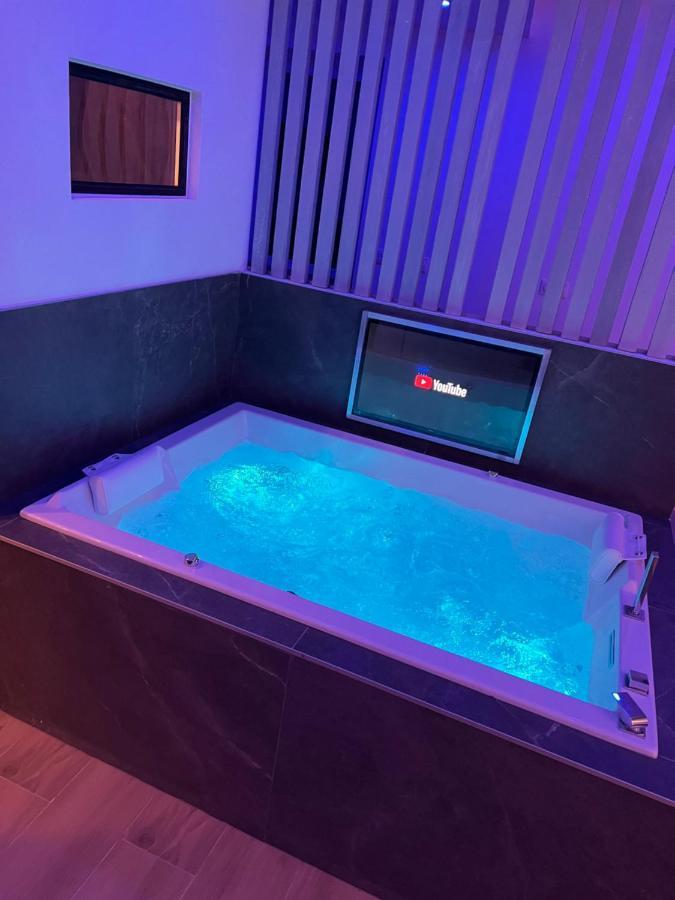 Chic & Jacuzzi Lejlighed Givors Eksteriør billede